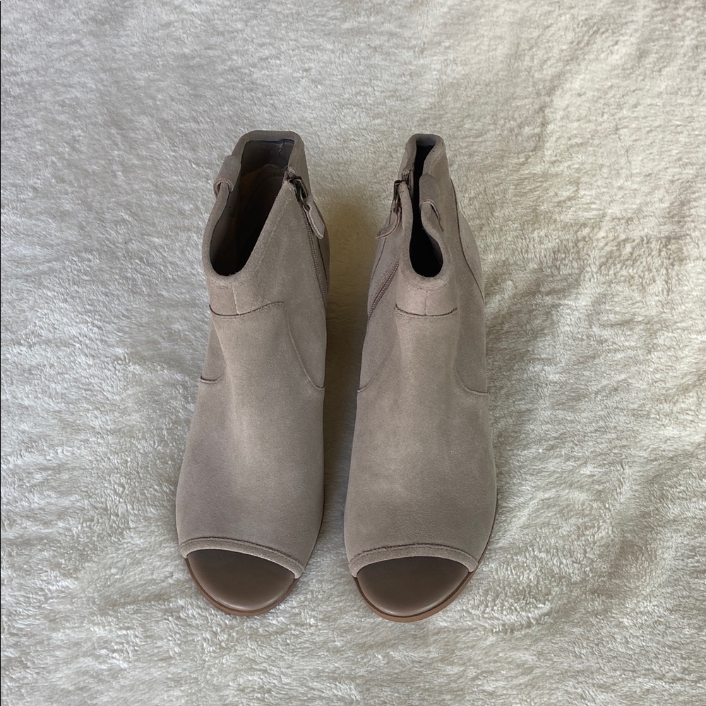 Crown Women's Ankle Boots in Taupe. - Picture 5 of 9